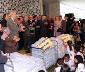 Defesa da ficha limpa reúne 130 mil assinaturas - Movimento de Combate à Corrupção Eleitoral pressionará ministros do STF com manifesto da sociedade em favor da lei congresso foco